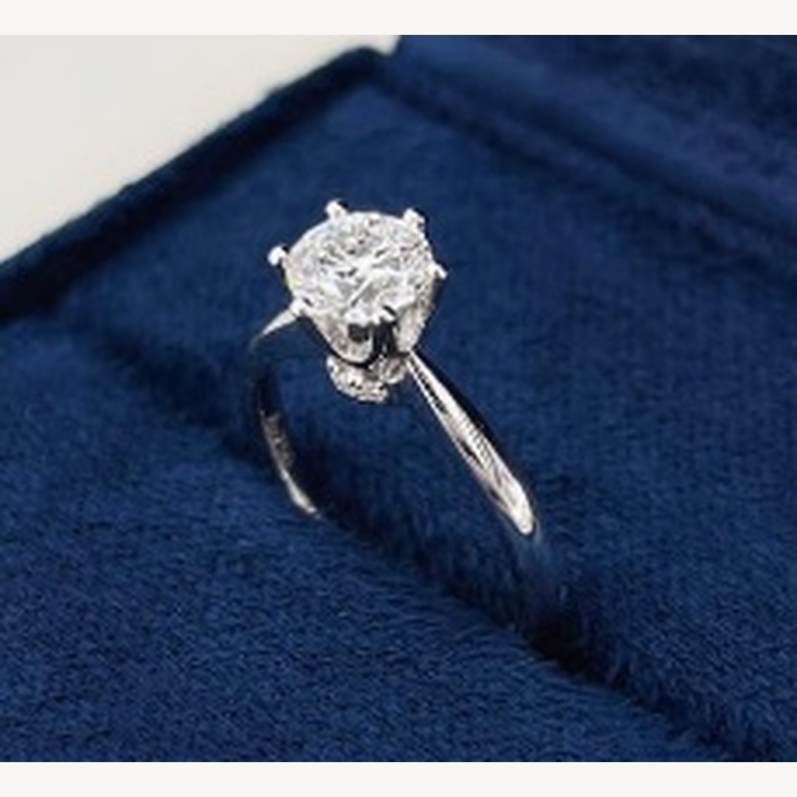 Classic solitaire ring Side detail