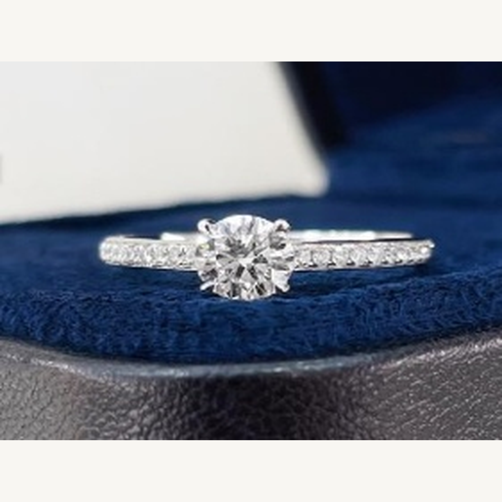 Pave shoulder ring Pave detail