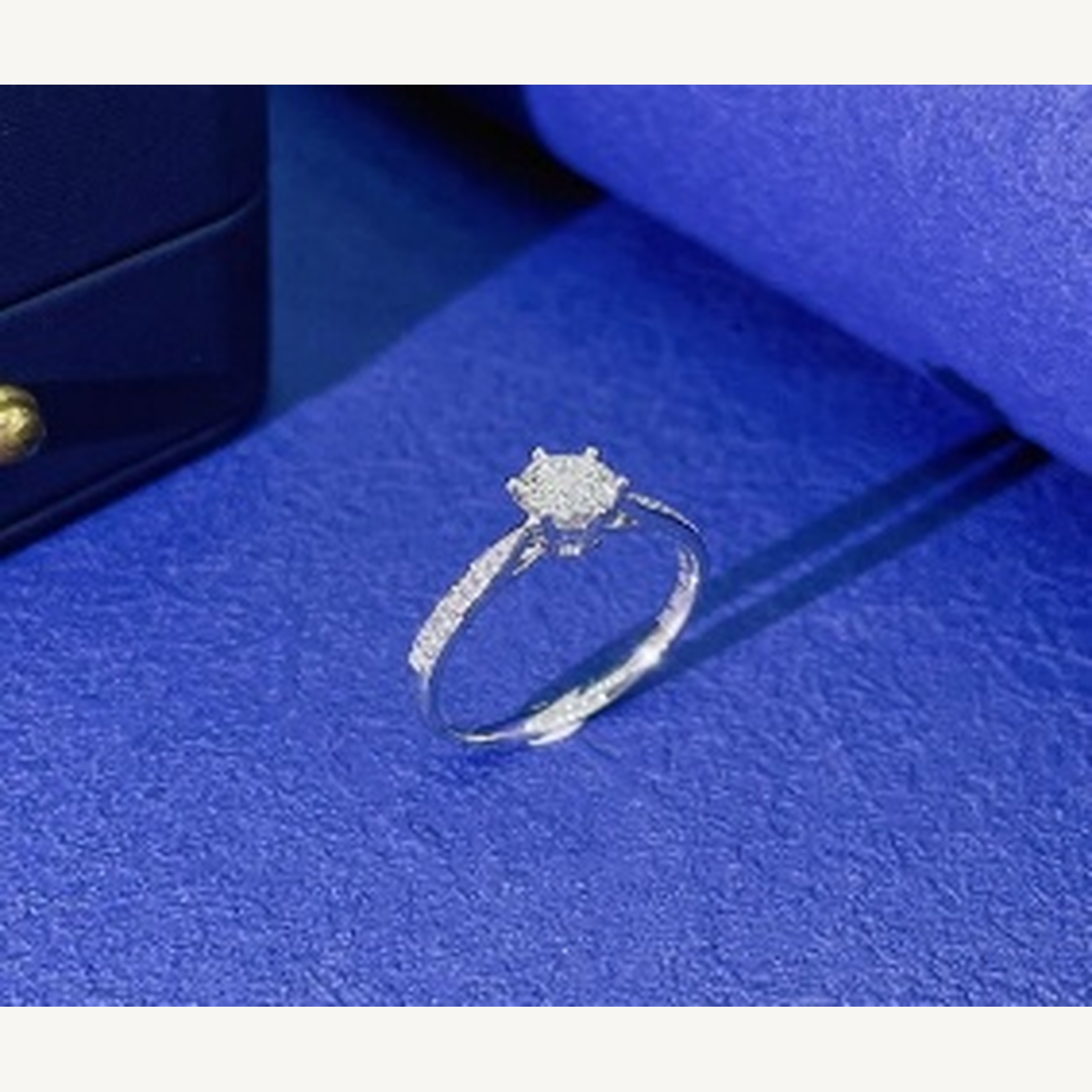 Petite solitaire ring Side detail